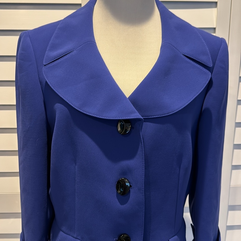 Tahari Arthur S. Levine buttoned Jacket with detailed Pockets and 3/4 Sleeves